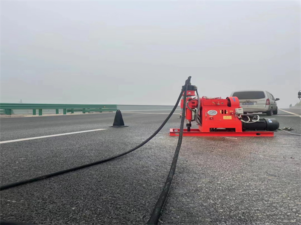 西乡塘马路路基路面开裂下沉注浆加固灌浆