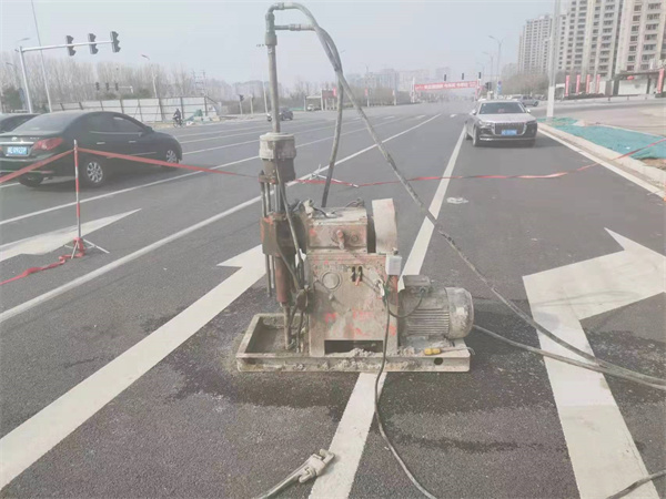 西乡塘公路路面下沉沉降开裂注浆加固施工